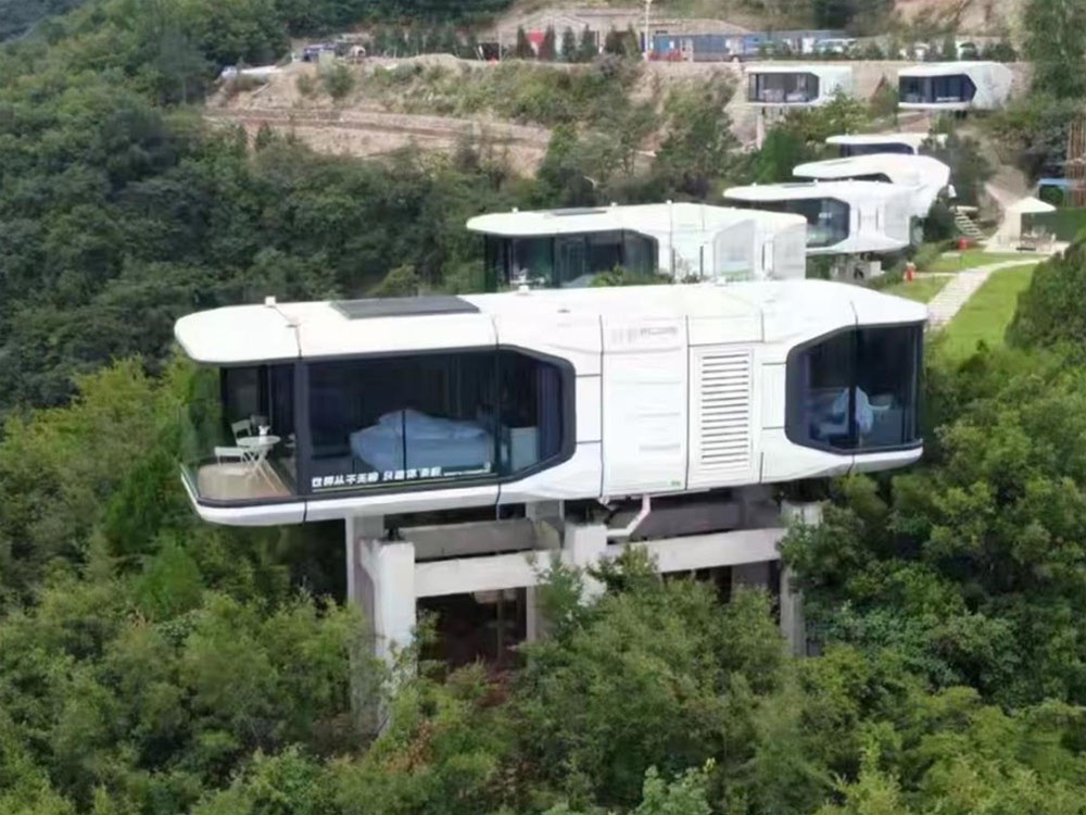 How is the air in the guest rooms of the space capsule homestay
